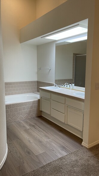 Building Photo - 645 E Champlain Dr