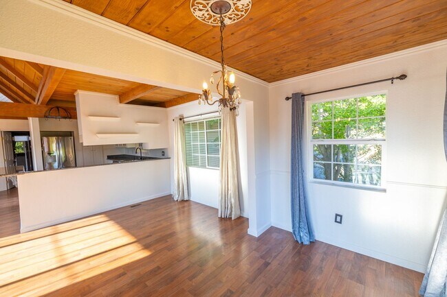 Building Photo - Beautiful 3 bedroom home with Castro Valle...