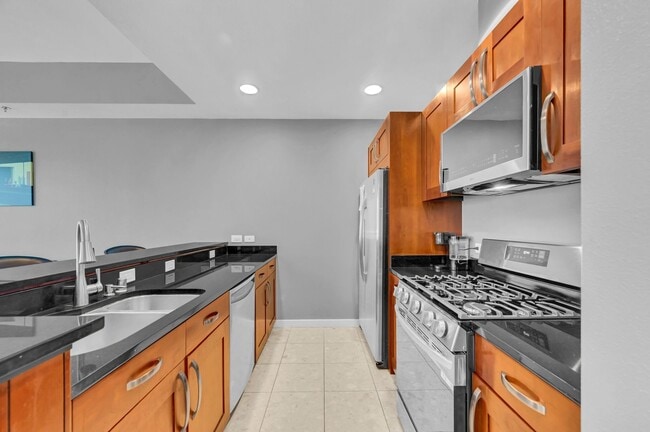Building Photo - Fully Furnished 2 Bedroom 2 Bath High Rise with Strip Views
