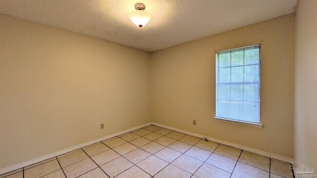 Building Photo - 1485 Pine Ln Dr
