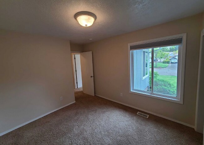 Building Photo - New Carpet! Fresh Paint - Well-maintained home in established neighborhood