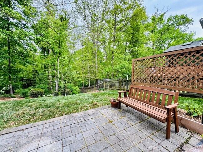 Building Photo - BEAUTIFUL AND PRIVATE LAKE RIDGE HOME