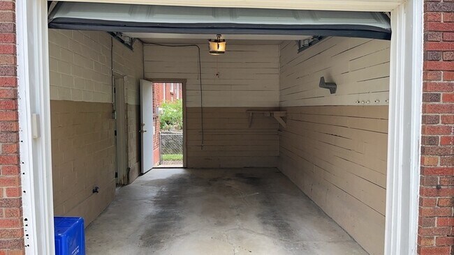 Building Photo - 1076 Sherwood Dr