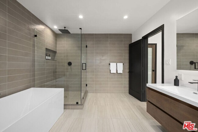 Building Photo - 9289 Swallow Dr