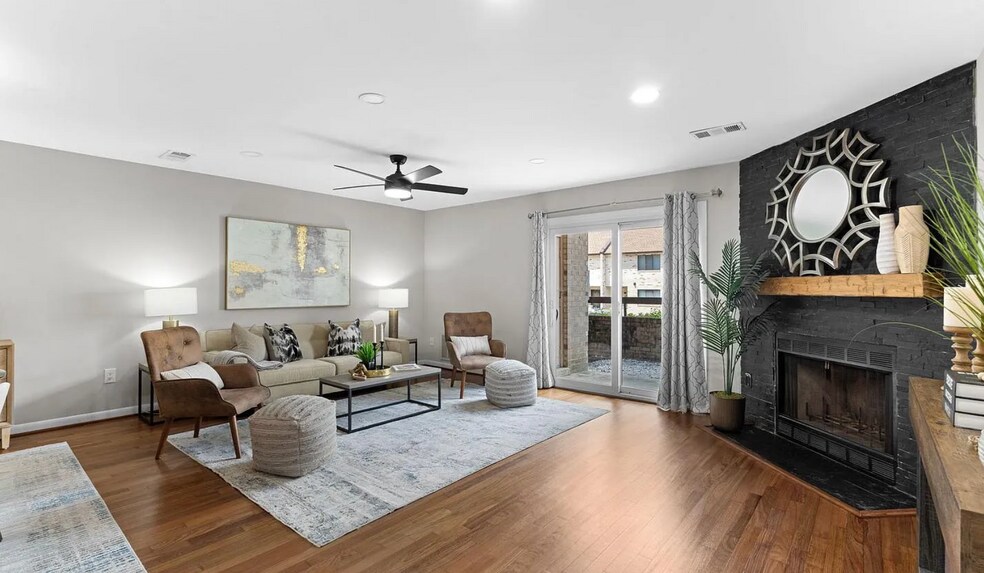 Living room - 3881 Steppes Ct