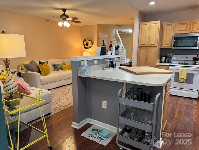 Building Photo - 8763 Robinson Forest Dr