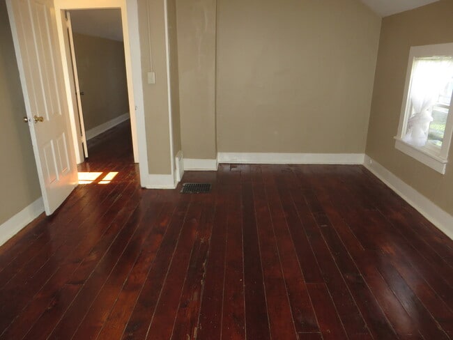 Building Photo - Two Bedroom Home with a bonus room/3rd bedroom in Historic District (Williams-Woodland Historic P...