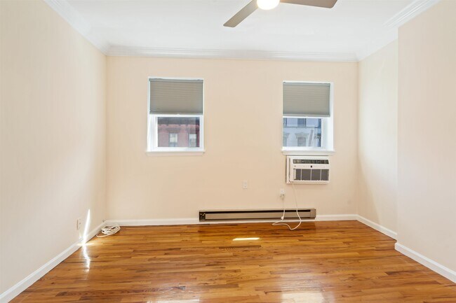 Building Photo - 1016 Willow Ave