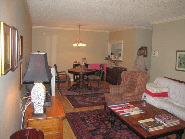 Building Photo - Gated 2br w/pool at N. Gates of LSU on Highland by the Chimes