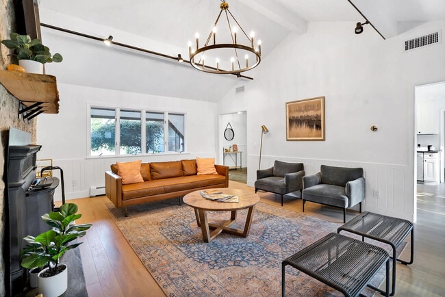 Building Photo - 450 Eastward Ct