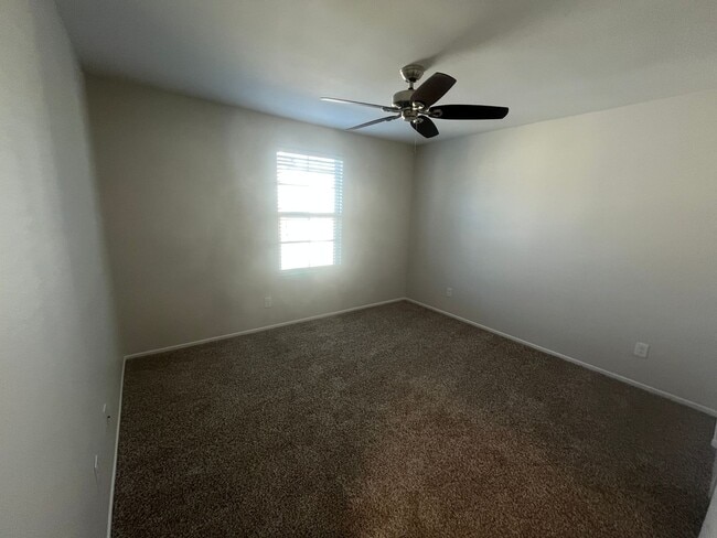 Building Photo - 2 bedroom Townhome located near Nellis Air...