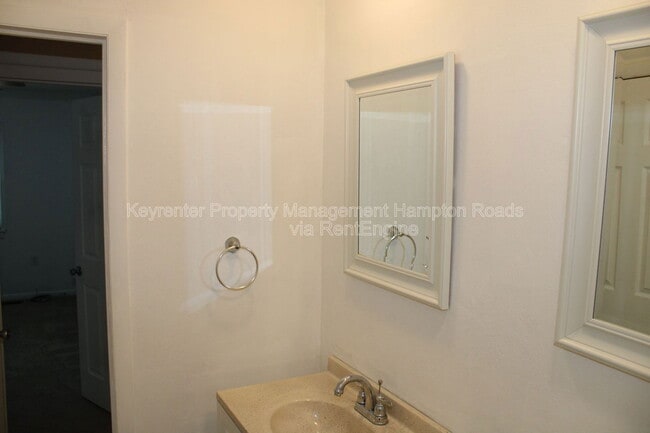 Building Photo - 5776 W Hastings Arch