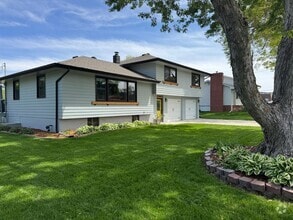 Building Photo - Stunning 4 Bed, 3 Bath Home with Backyard ...