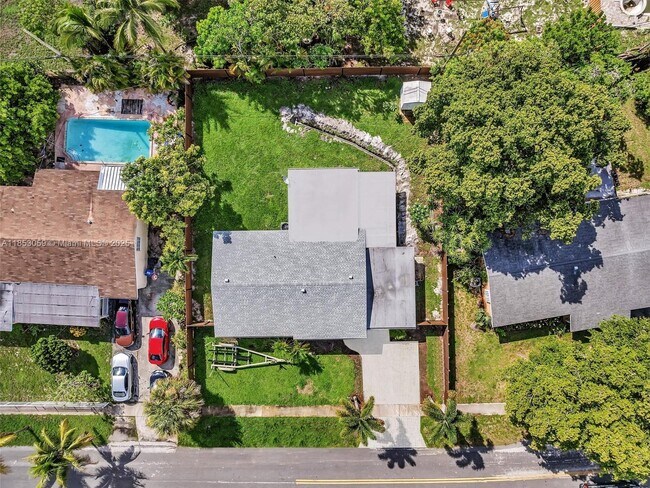 Building Photo - 2048 SW 37th Ave