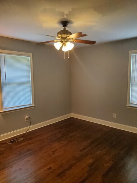 1st bedroom - 806 Lupton Dr