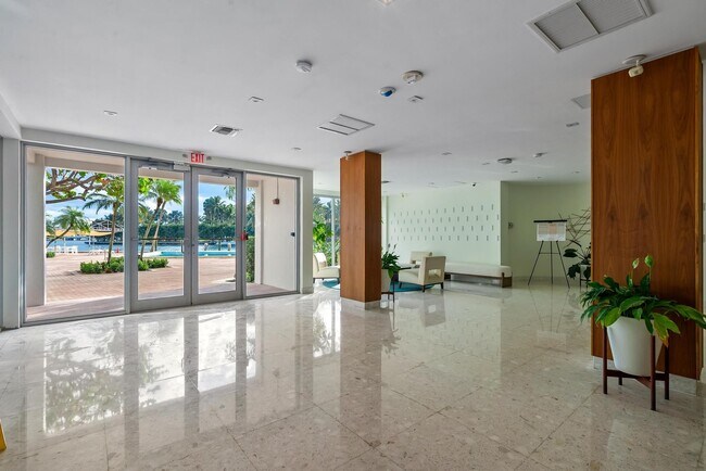 Building Photo - 9102 W Bay Harbor Dr