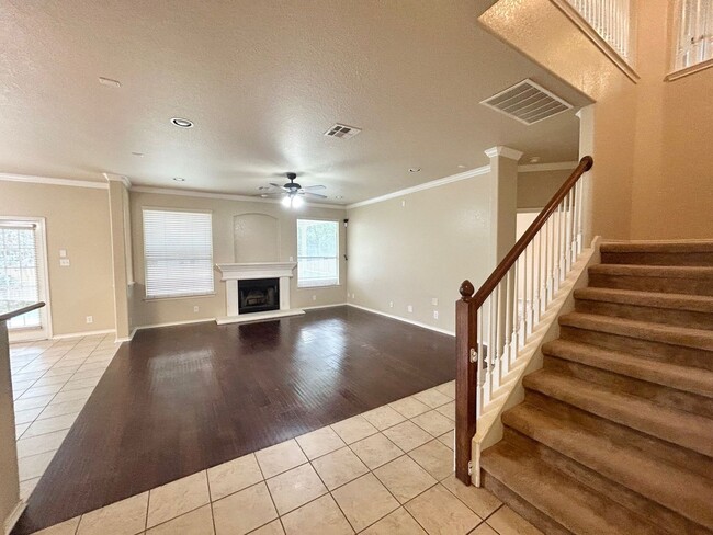 Building Photo - 4 Bedroom / 3.5 Bathroom beautiful house f...