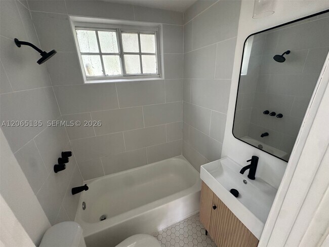 Building Photo - 553 NE 65th St