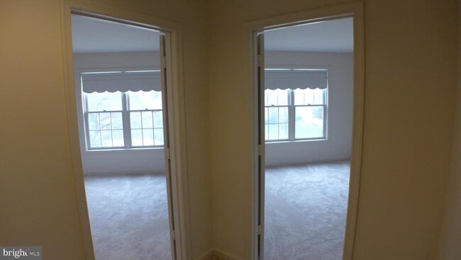 Building Photo - 10008 Manor Pl