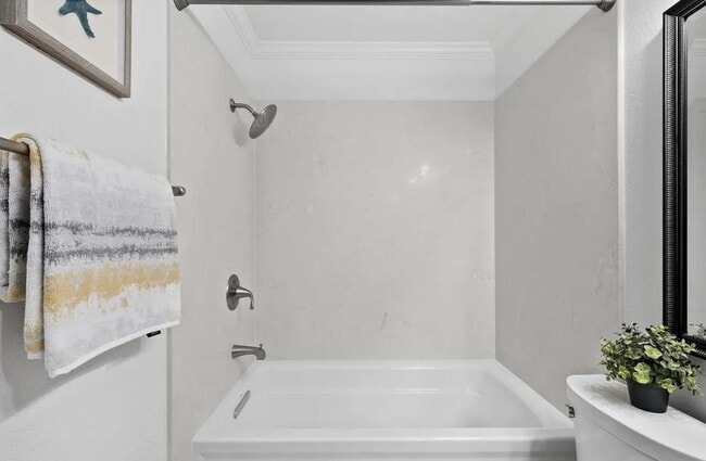 Building Photo - "Chic 1-Bed Waterfront Apartment with Cent...
