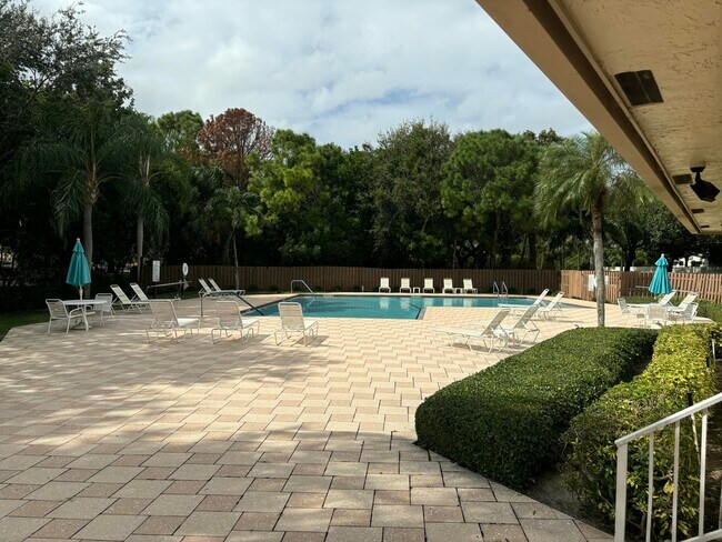 Building Photo - 301 Olivewood Pl
