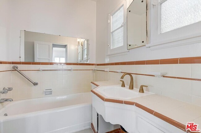 Building Photo - 448 1/2 S Wilton Pl