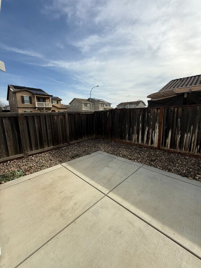 Building Photo - Corner Lot