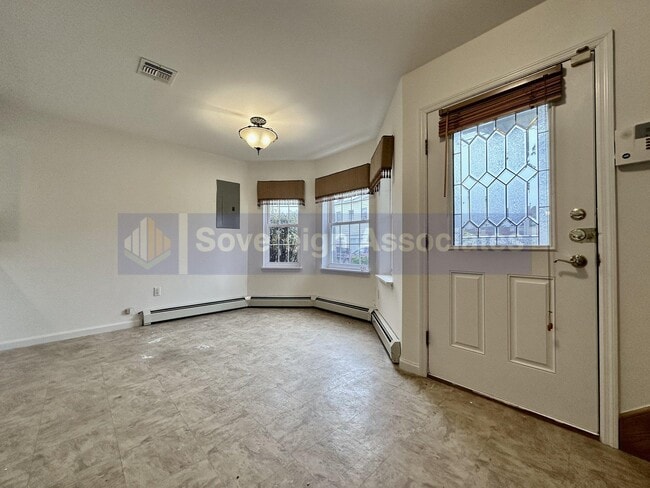 Building Photo - Beautiful house for rent.