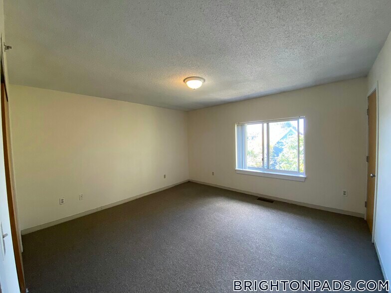 Building Photo - 152 N Beacon St