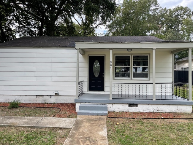 Building Photo - Newly Renovated 3 bed/2 bath - great location! MOVE IN SPECIAL!