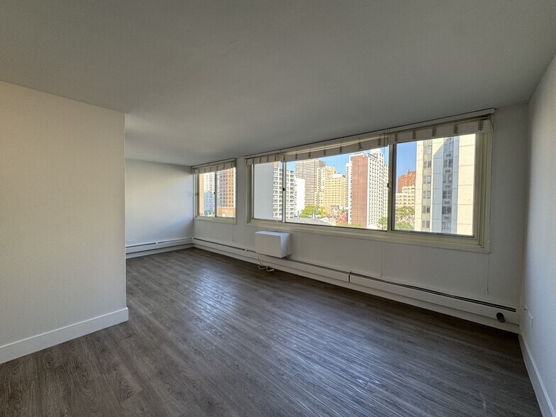 Building Photo - 1349 N Dearborn St