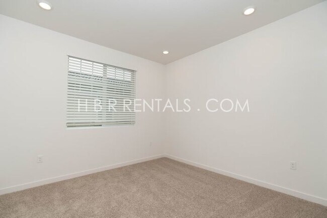 Building Photo - Charming 4-Bed, 3-Bath Home in Lathrop’s T...