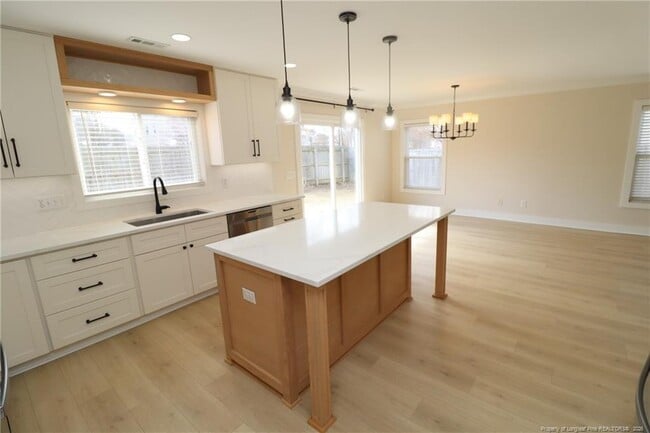 Building Photo - 240 Trayesan Dr