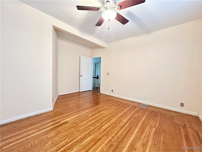 Building Photo - 40 Oakland Pl