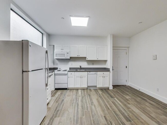 Building Photo - Mission 1BR in the Heart of it All!! In Un...