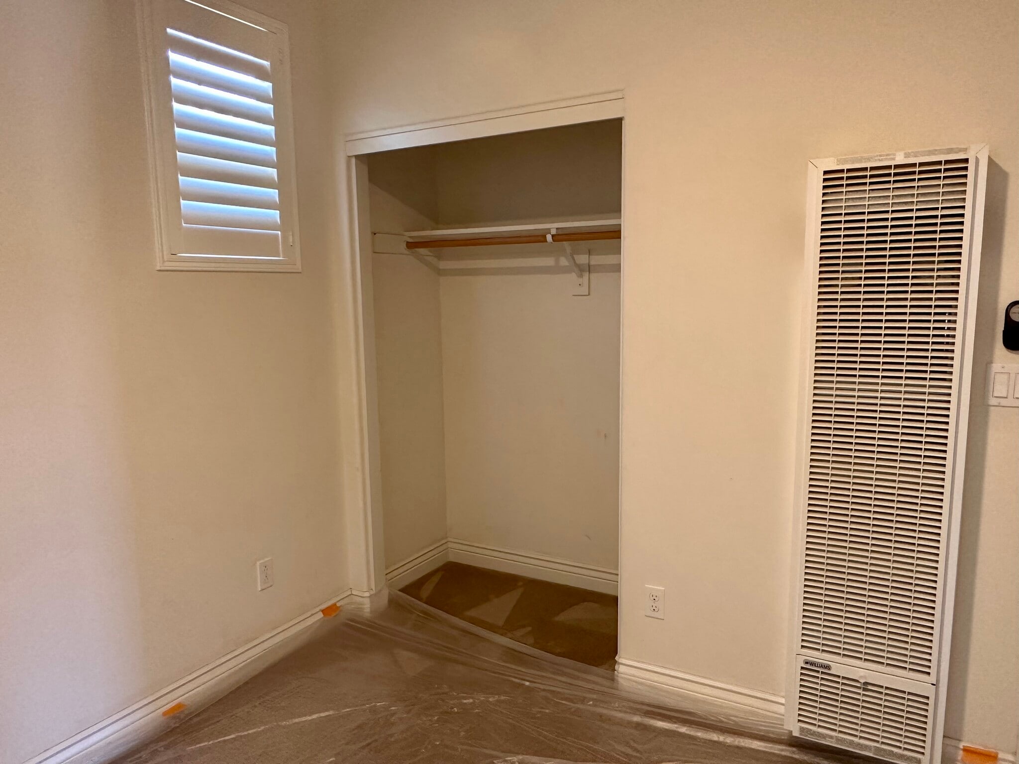 Closet - 1866 Vista del Sol