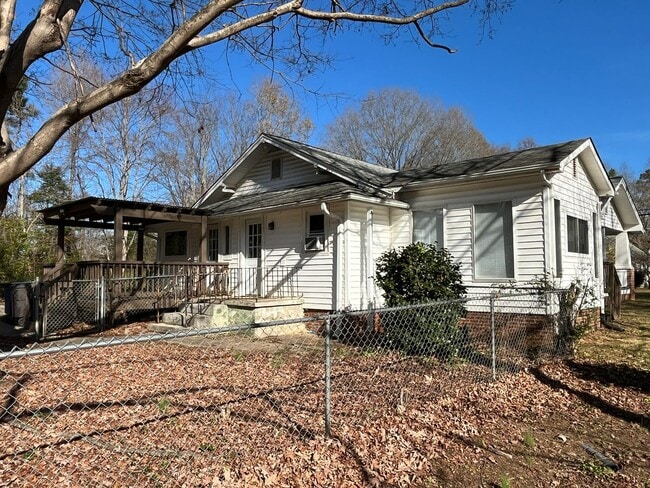 Building Photo - Charming 2-bedroom, 1-bathroom house
