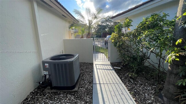 Building Photo - 6952 SW 148 Ln