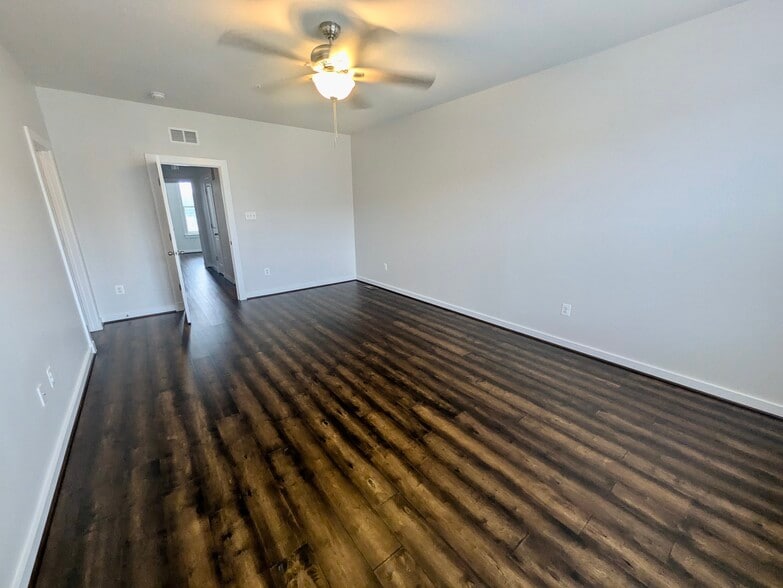 Building Photo - 1121 Lawler Dr