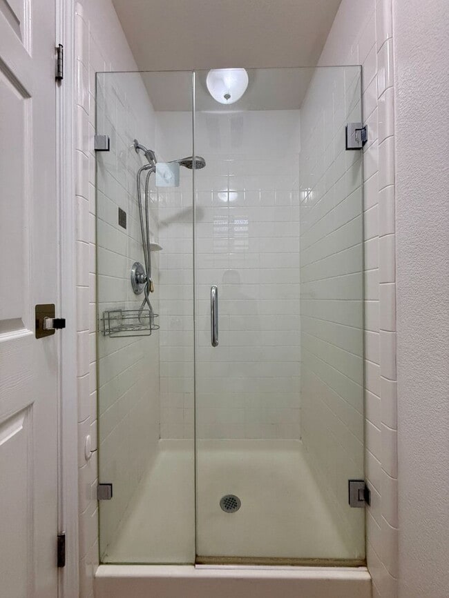 Building Photo - Gorgeous 3 bedroom, 2 and a half bathroom townhome in Hamilton Field for rent!