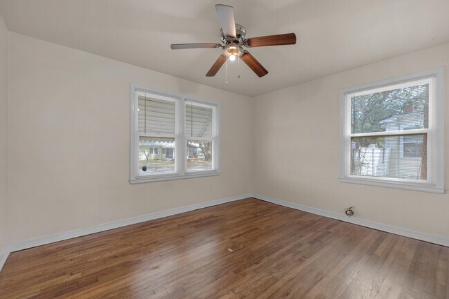 Building Photo - 303 SE Gilliland Rd