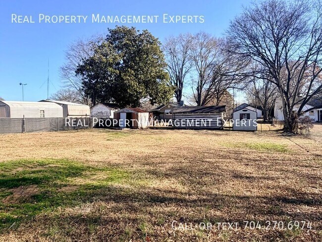 Building Photo - 4 Hickory St SW