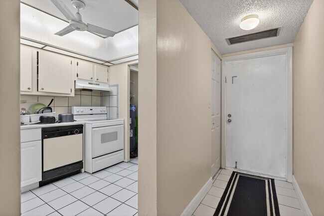 Building Photo - 7820 S Colony Cir