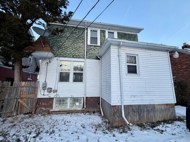 Building Photo - 3 bedroom 1 bath for lease- Section 8 ready call 313-429-3244 KPM Detroit