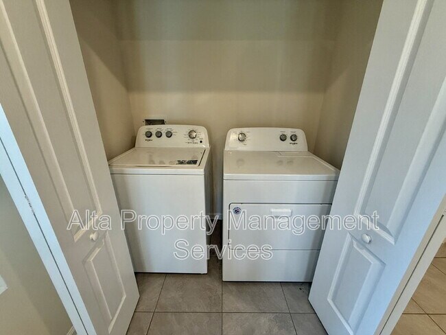 Building Photo - 7765 Legacy Trl