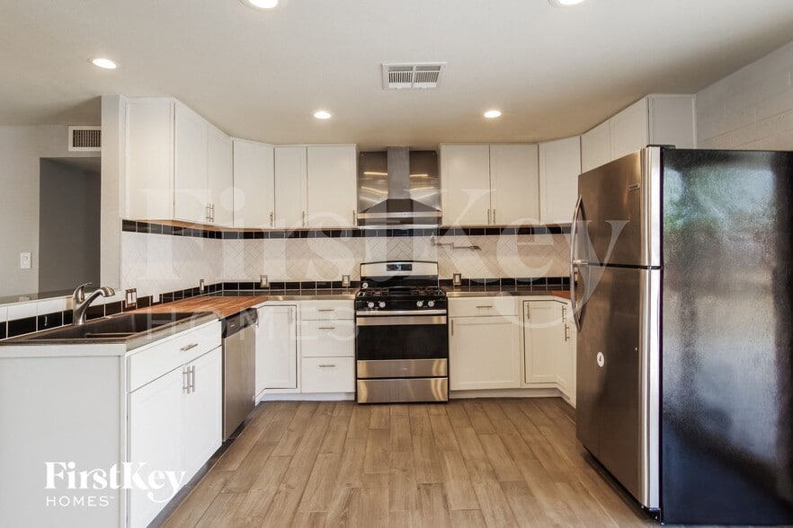 Building Photo - 3460 E Presidio Rd