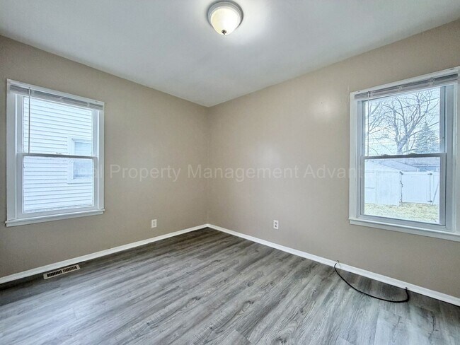 Building Photo - Newly Updated 2 Bed Ranch with Private Backyard