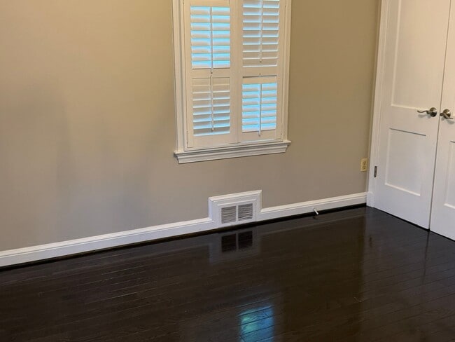 Building Photo - Stunning Home, Great Location, and More!
