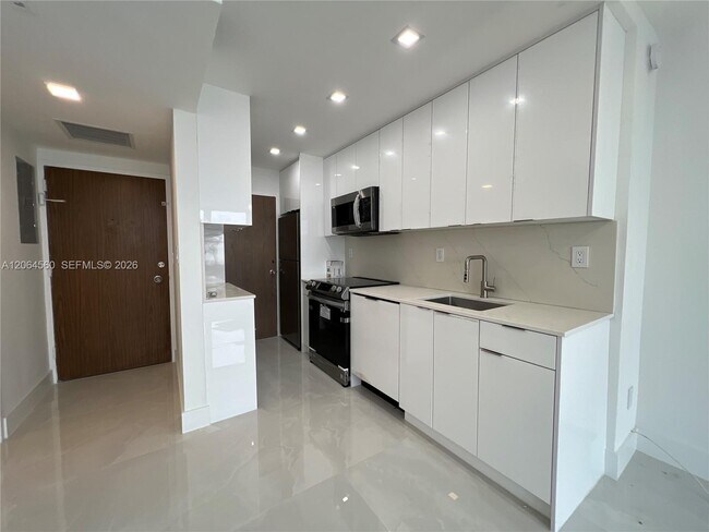 Building Photo - 2899 Collins Ave