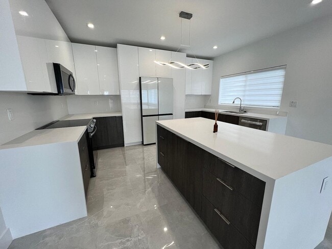Building Photo - 229 W Seaview Cir